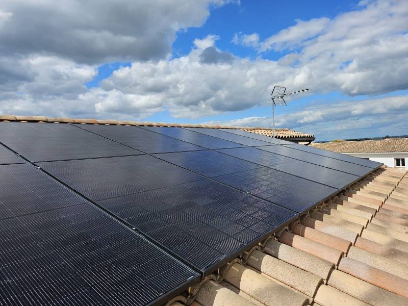 Panneaux solaires TCL installés sur un toit