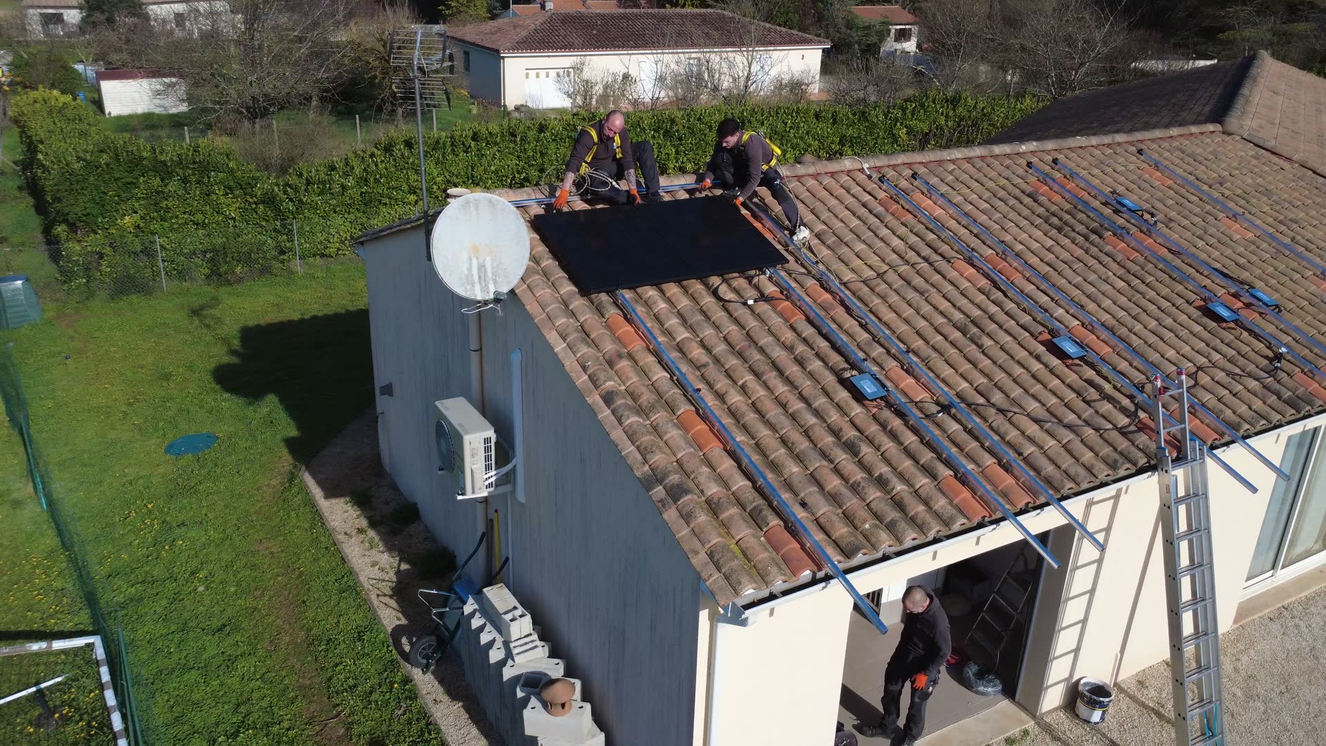 Entretien et nettoyage de panneaux photovoltaïques — vue drone