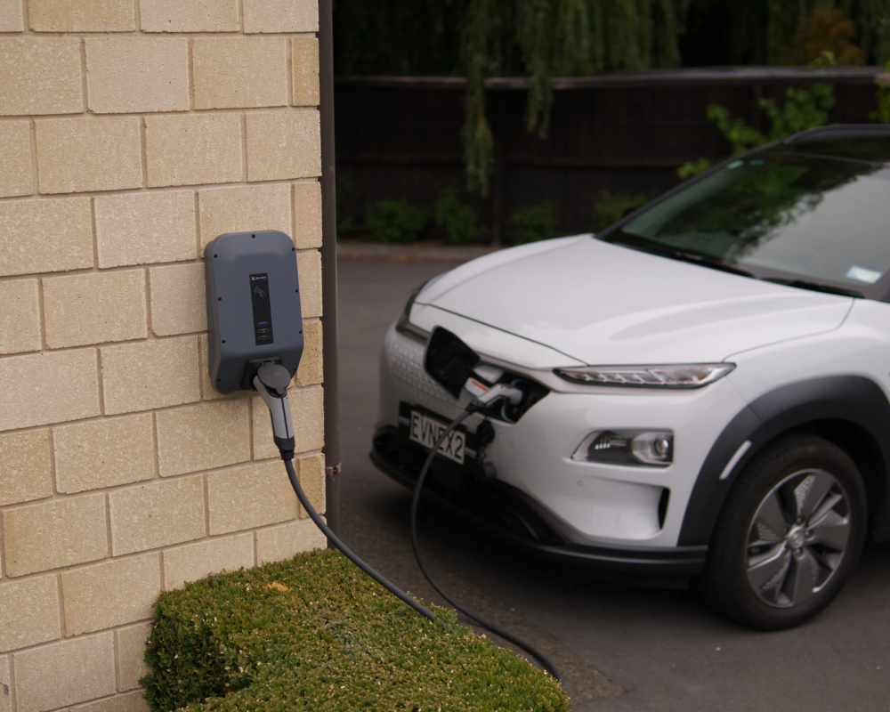 Borne de recharge avec véhicule électrique en charge — installation par nos techniciens